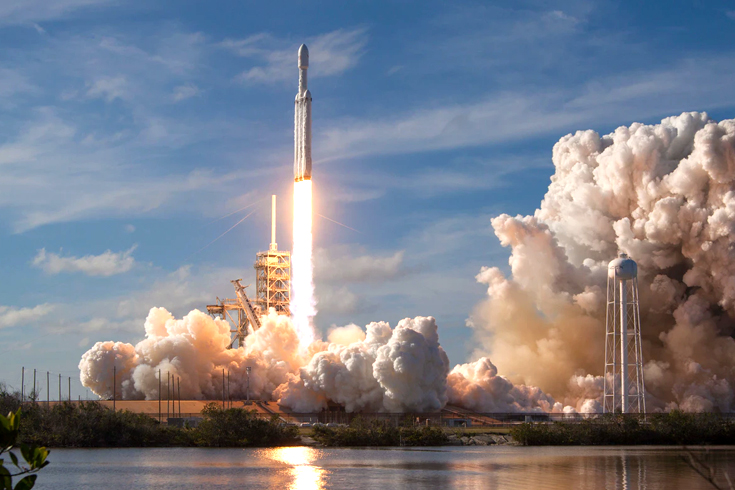 SpaceX zmienia datę startu rakiety Falcon i załogi Crew Dragon.
