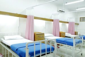 Szpital COVID-19 w Kutnie przestał przyjmować pacjentów. Powodem jest brak wystarczającego personelu.