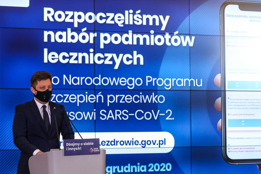 Szef Kancelarii Prezesa Rady Ministrów Michał Dworczyk wyjaśnia działanie systemu szczepień / fot. Adam Guz / KPRM