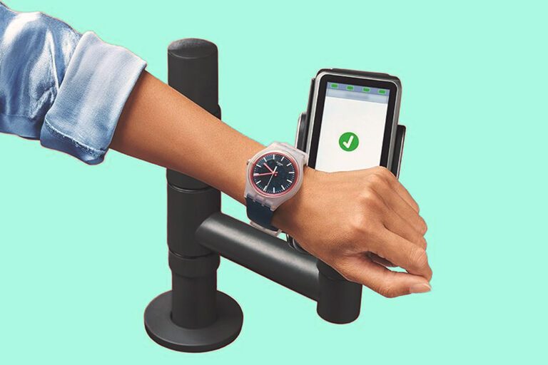 PKO BP wprowadza możliwość płacenia zegarkiem marki Swatch